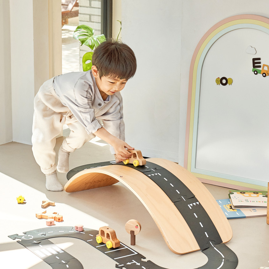 Wooden toy car (oioiooi)